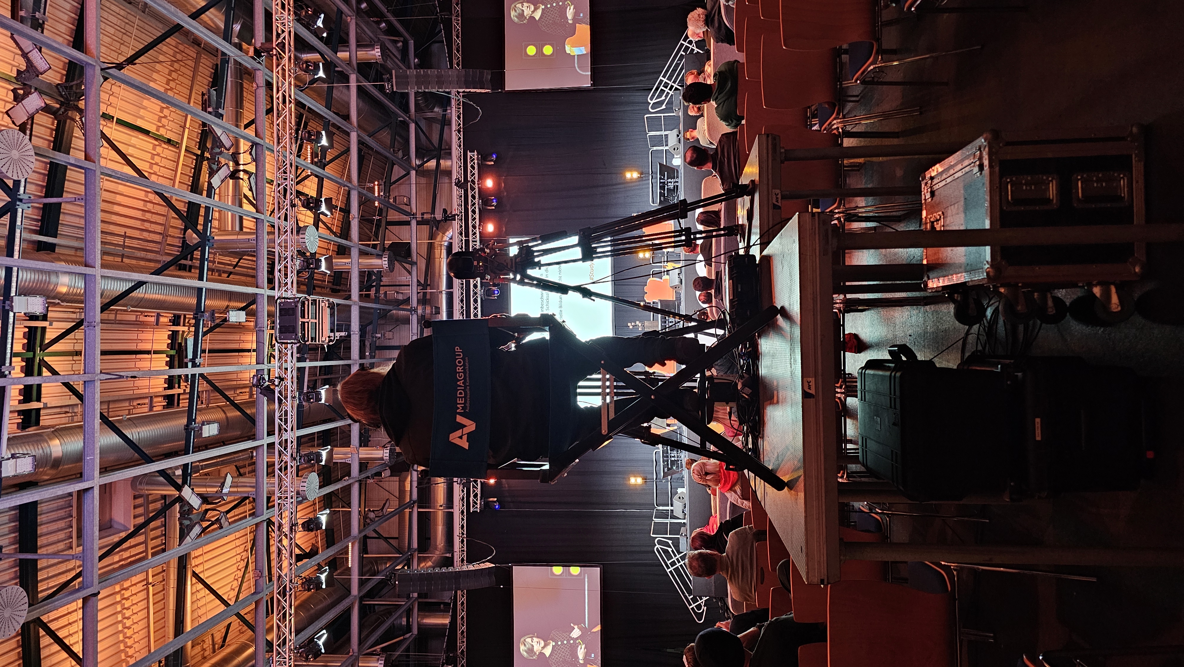 Hybrid Event in großer Eventlocation mit Kameramann und Bühnentechnik